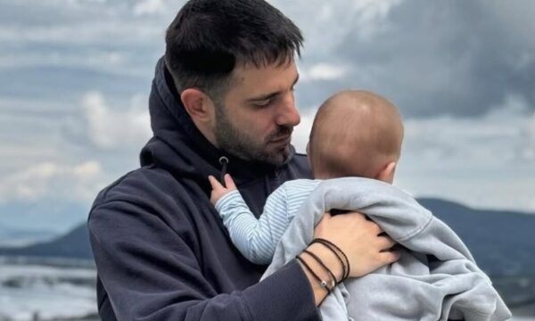 Γιώργος Λιβάνης: Το συγκινητικό βίντεο με τον μικροσκοπικό γιο του