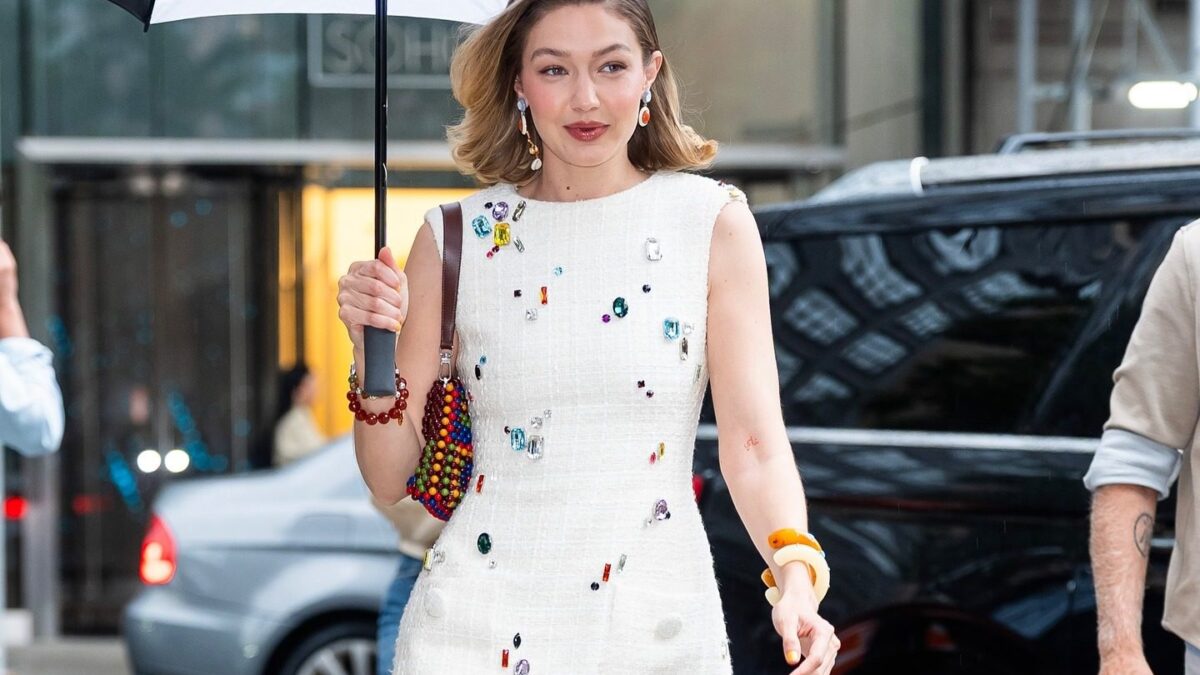 Οι Gigi Hadid, Miley Cyrus και άλλες celebrities επιβεβαιώνουν: Οι σαγιονάρες κυριαρχούν στο καλοκαίρι 2025