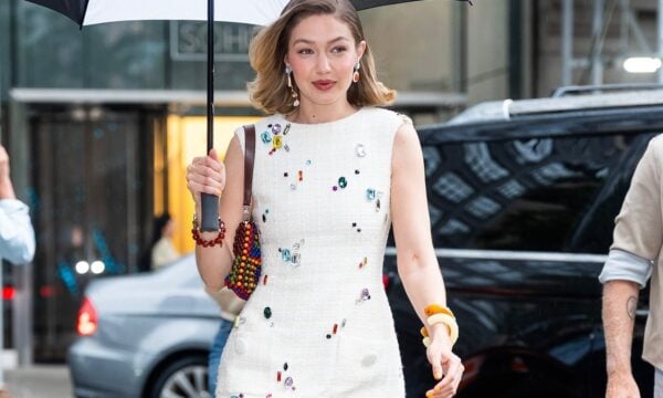 Οι Gigi Hadid, Miley Cyrus και άλλες celebrities επιβεβαιώνουν: Οι σαγιονάρες κυριαρχούν στο καλοκαίρι 2025