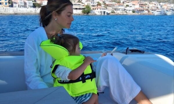 Μαρία Μενούνος: Με καυτό μπικίνι λάμπει στις ειδυλλιακές ελληνικές παραλίες