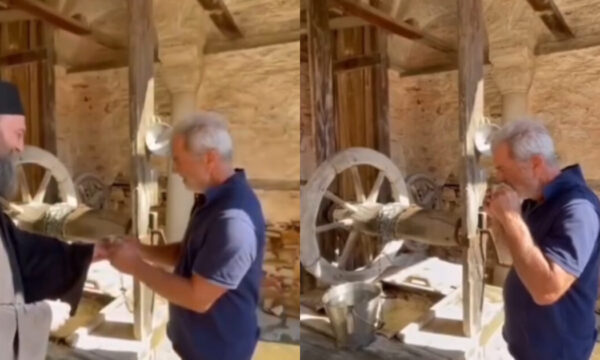 Ο Μελ Γκίμπσον στο Περίβλεπτο Άγιο Όρος: Η συγκινητική στιγμή του αγιασμού από Ορθόδοξο μοναχό – Βίντεο