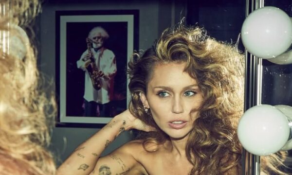 Miley Cyrus: Υιοθέτησε ξανά τα εμβληματικά της baby bangs