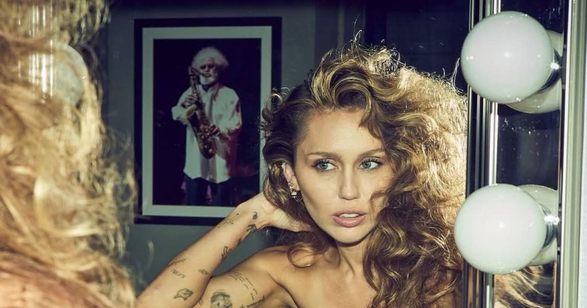 Miley Cyrus: Υιοθέτησε ξανά τα εμβληματικά της baby bangs