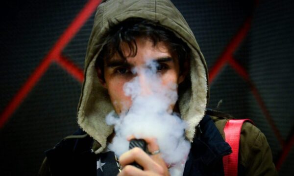 Η κρυφή παγίδα του Vaping: Οι καταστροφές στους πνεύμονες που οι νέοι παραβλέπουν