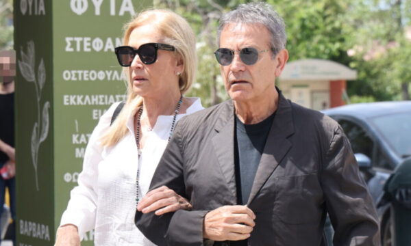 Γιώργος Νταλάρας: Η αμήχανη στιγμή που η σύζυγός του τον σταματά μπροστά στις κάμερες για να μην μιλήσει