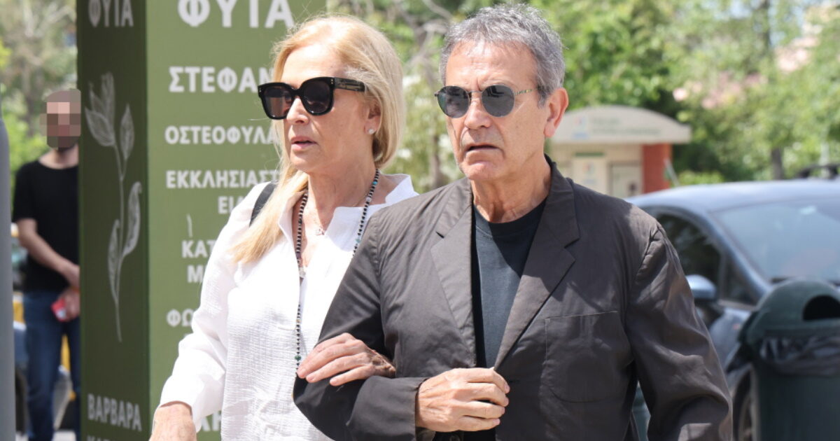 Γιώργος Νταλάρας: Η αμήχανη στιγμή που η σύζυγός του τον σταματά μπροστά στις κάμερες για να μην μιλήσει