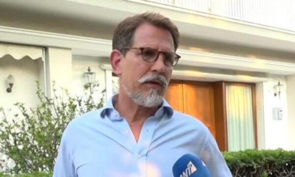 Παύλος Ντε Γκρες: Εξοργισμένος μπροστά στην κάμερα – «Είναι θέμα της κυβέρνησης και όχι δικό μας η ιθαγένεια»