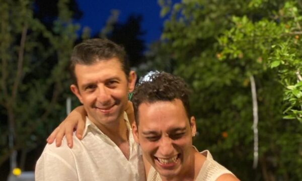 Μιχάλης Οικονόμου: Γιόρτασε το χρυσό έτος γάμου με τον Γιώργο Μακρή με το συγκινητικό τραγούδι που αφιέρωσε η μητέρα του