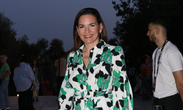 Όλγα Κεφαλογιάννη: Με εντυπωσιακό floral shirtdress στο Ηρώδειο – Κομψότητα με στυλ