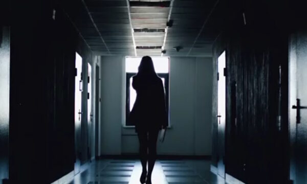 Επίθεση με κατσαβίδι από 40χρονη ηθοποιό που έχασε τον έλεγχο στον Βύρωνα – Τι λένε αυτόπτες μάρτυρες στο Live News