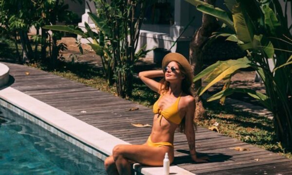 Poolside Skin: Το καλοκαιρινό φαινόμενο που σαρώνει τα social media!