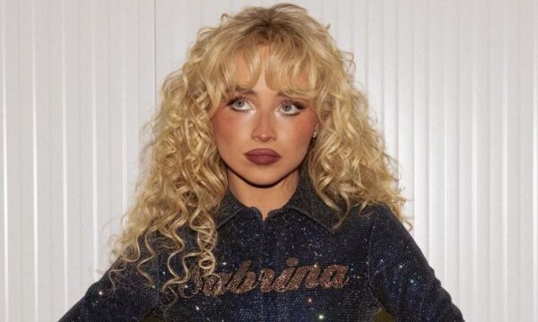 Sabrina Carpenter: Στο video του νέου της hit αποκαλύπτει το μυστικό ομορφιάς που δεν αποχωρίζεται ποτέ στα γυρίσματα