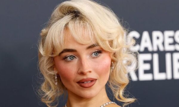 Sabrina Carpenter: Εγκαταλείπει προσωρινά την εμβληματική κόμμωσή της για χαριτωμένα σγουρά φράντζα