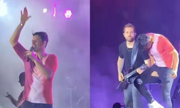 Σάκης Ρουβάς: Έσκισε το παντελόνι του live στη σκηνή – Τα viral βίντεο κάνουν θραύση στο Tik Tok