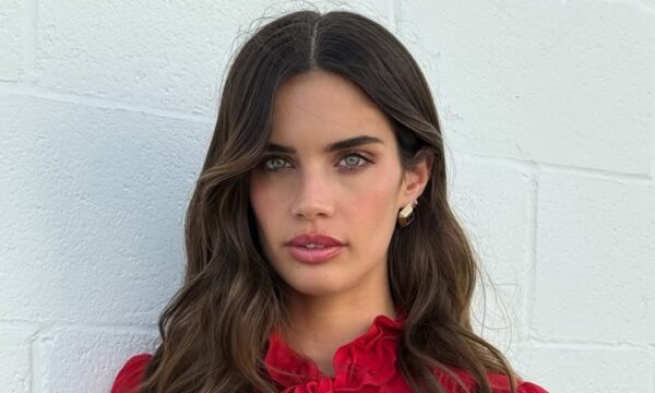 Sara Sampaio: Με εντυπωσιακό wavy hairstyle & λαμπερό μακιγιάζ