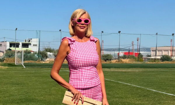 Η Σάσα Σταμάτη με εντυπωσιακό Barbie look στο γήπεδο!