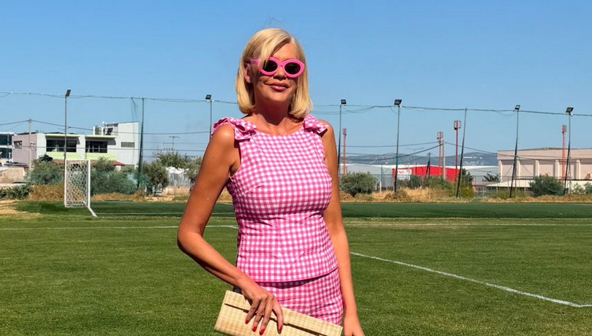 Η Σάσα Σταμάτη με εντυπωσιακό Barbie look στο γήπεδο!