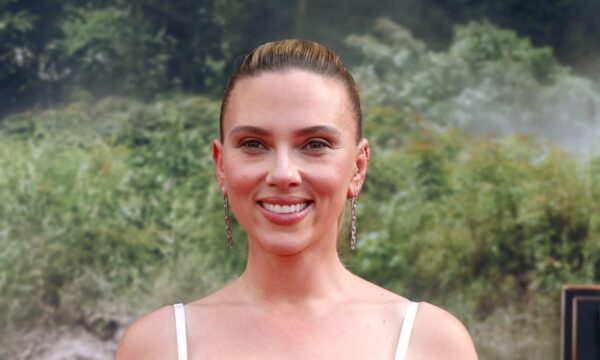 Τα bronze σατινέ χείλη της Scarlett Johansson κλέβουν τη μαγεία του καλοκαιριού