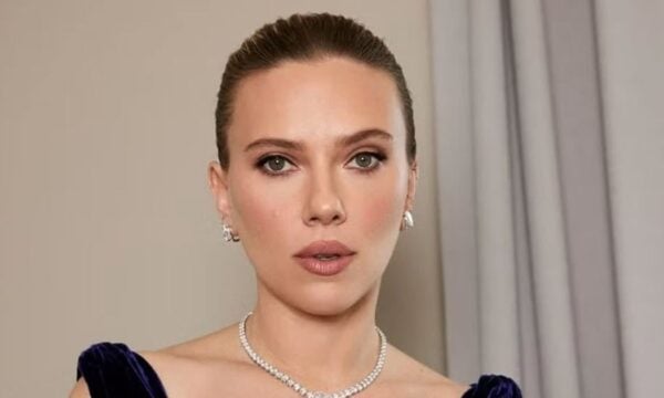 Scarlett Johansson: Μεταμορφώθηκε με ένα ρετρό curly bob για το νέο της ρόλο και είναι αγνώριστη
