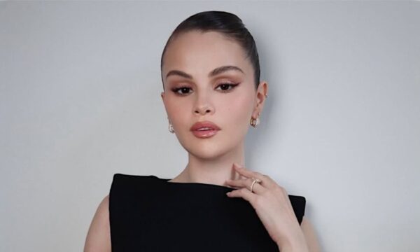Selena Gomez: Το εντυπωσιακό της κούρεμα με φράντζα και επίπεδα είναι η απόλυτη τάση της σεζόν