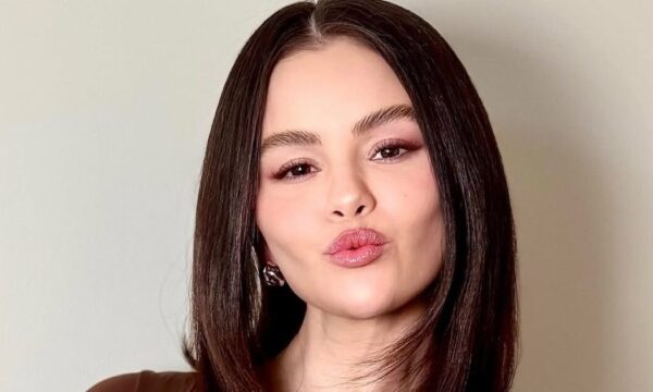 Τα μαγευτικά λιλά νύχια της Selena Gomez είναι η ανοιξιάτικη έμπνευση που λάμπει και το καλοκαίρι