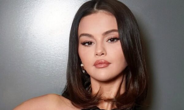 Selena Gomez: Συνδυάζει το εντυπωσιακό της shag με το τέλειο καλοκαιρινό μακιγιάζ στις αποχρώσεις του ηλιοβασιλέματος