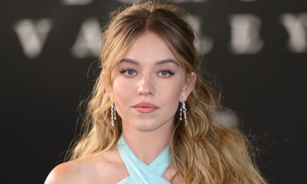 Sydney Sweeney: Με εντυπωσιακά ανάλαφρο half-up χτένισμα