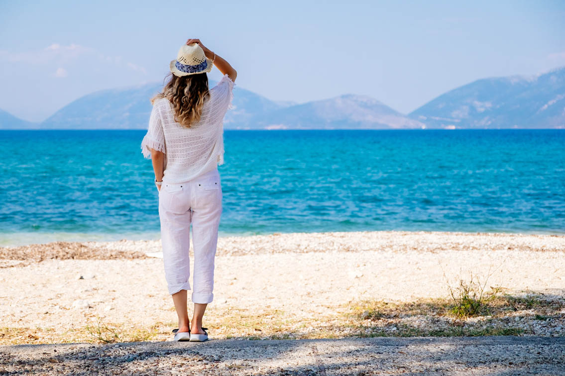Γυναίκα αγναντεύει τη θάλασσα