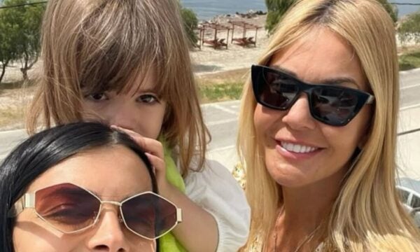 Χριστίνα Παππά: Αποκαλυπτικές εικόνες με την Άννα Μπεζάν και την εγγονή της από το προσκύνημά τους στη Μυτιλήνη