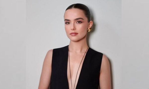 Zoey Deutch: Με κομψό ballet bun & γοητευτικό μακιγιάζ σε nude αποχρώσεις