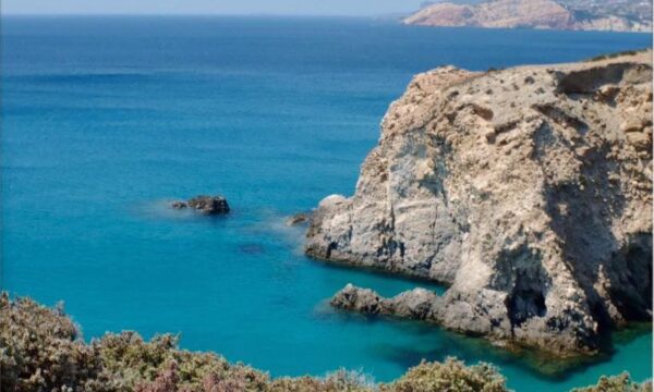 Οικονομικές αποδράσεις: Τα μυστικά για φθηνές διακοπές στις Κυκλάδες
