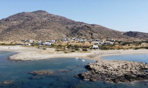 Ποια ελληνική παραλία αναδεικνύουν ως την κορυφαία οι Ιταλοί