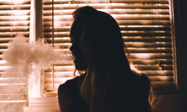 Πώς μπορεί η Τεχνητή Νοημοσύνη να απελευθερώσει τους καπνιστές από τον εθισμό;