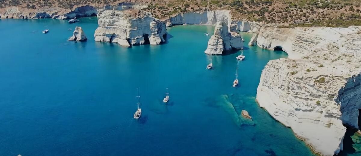 Το μαγευτικό νησί του Αιγαίου με εξωπραγματικές παραλίες και κρυμμένα αρχαία μυστικά