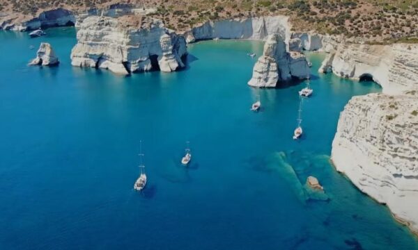 Το μαγευτικό νησί του Αιγαίου με εξωπραγματικές παραλίες και κρυμμένα αρχαία μυστικά