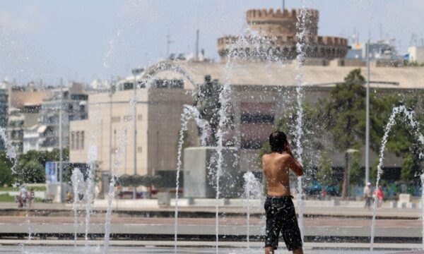 Καύσωνας: Ο κανόνας των 30 λεπτών για να αποφύγετε το θερμικό σοκ