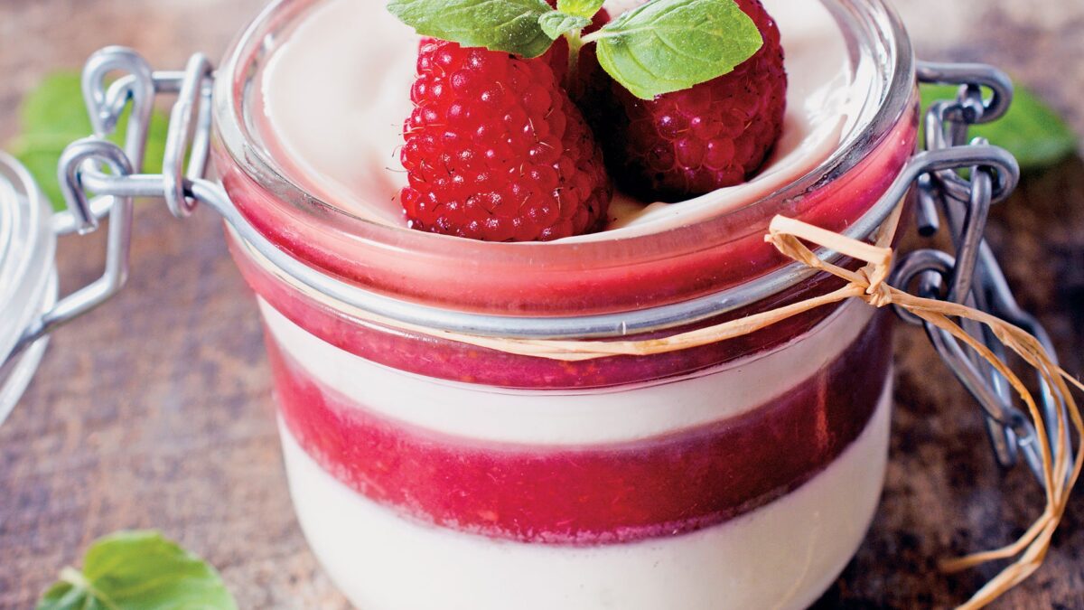 Δίχρωμη πανακότα με φρέσκα raspberries