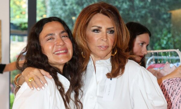 Μιμή Ντενίση: Με λευκή co-ord εμφάνιση σε στυλάτη εκδήλωση