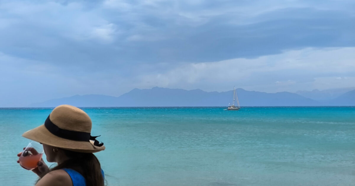 Πώς η Gen Z προγραμματίζει, κλείνει και οργανώνει τις διακοπές της