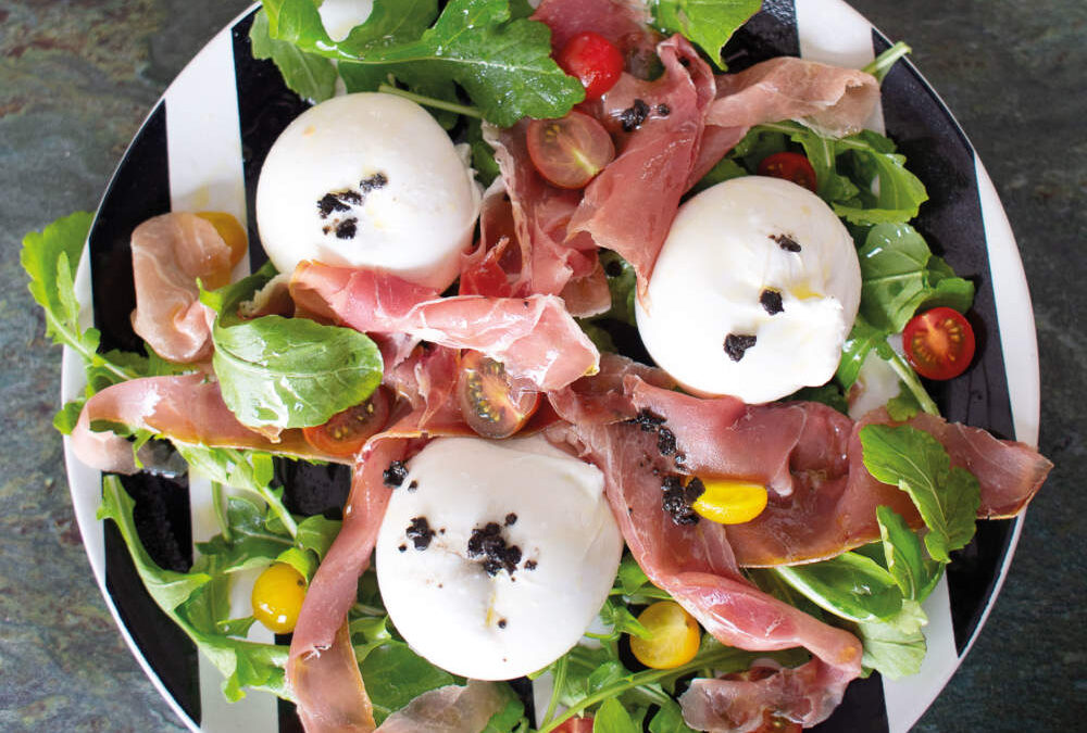 Burrata µε τρούφα, προσούτο και τομάτες
