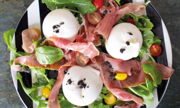 Burrata µε τρούφα, προσούτο και τομάτες