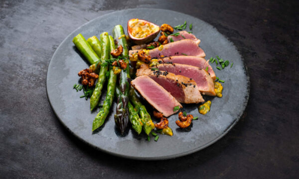 Tuna Tataki Steak με γλυκά καραμελωμένα σπαράγγια