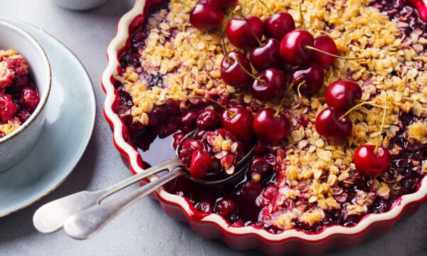 Γλυκό crumble με βρώμη και ζουμερά κεράσια