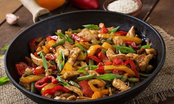 Κοτόπουλο stir-fry με πολύχρωμες πιπεριές