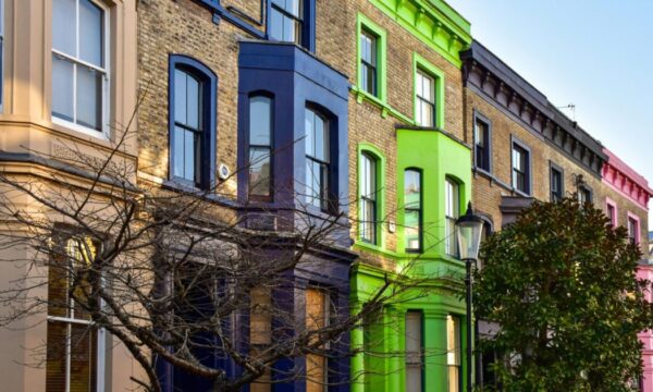 Το Notting Hill ντύνει στα μαύρα τα πολύχρωμα σπίτια του ως ένδειξη αντίστασης στον υπερτουρισμό