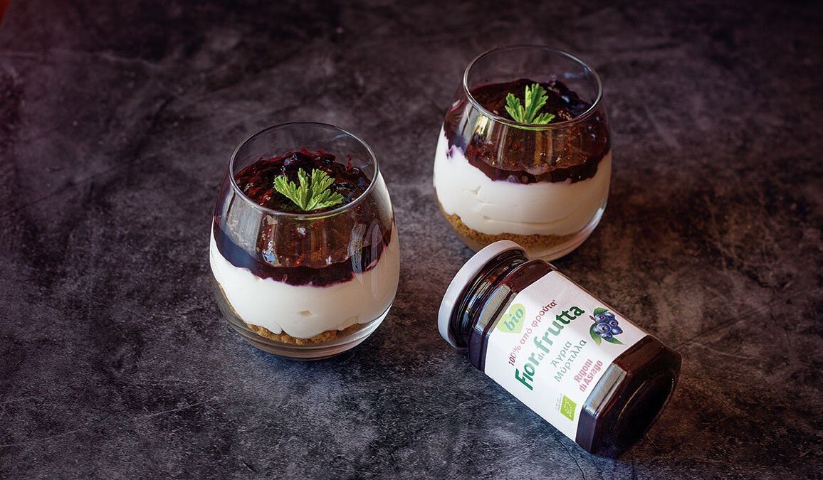 Απλό cheesecake με μαρμελάδα άγριων μύρτιλων