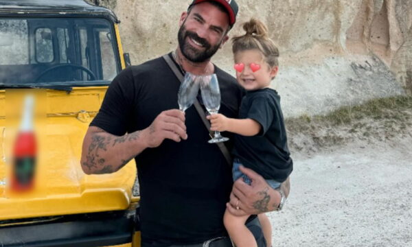 Δημήτρης Αλεξάνδρου: Άρχισε τις καλοκαιρινές διακοπές με τον 2,5 ετών γιο του – Δείτε το νησί που προτίμησαν