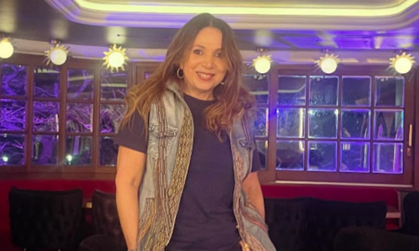 Χριστίνα Αλεξανιάν: Με off-shoulder φόρεμα πλάι στην πισίνα