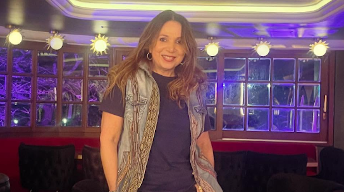 Χριστίνα Αλεξανιάν: Με off-shoulder φόρεμα πλάι στην πισίνα