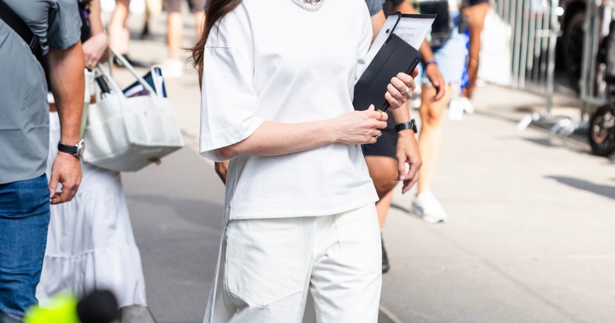 Anne Hathaway: Τα «Mohawk pumps» που έκλεψαν την παράσταση στα γυρίσματα του «The Devil Wears Prada 2»
